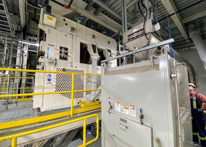 View on the 1st floor of the bulk weigher and bean cleaner. Weighing and cleaning system